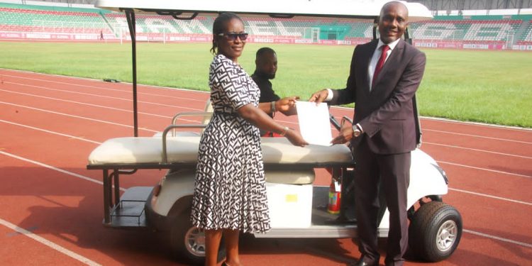 UBTH RECEIVES MOTORIZED STRETCHER; AS CMD PRAISES GOV. OBASEKI FOR EASING PAINS OF MOVING PATIENTS