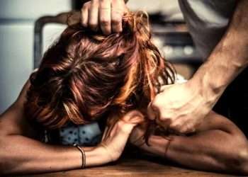 He enters the ex’s apartment (despite the ban) in Chieri, attacks her and smashes everything: arrested