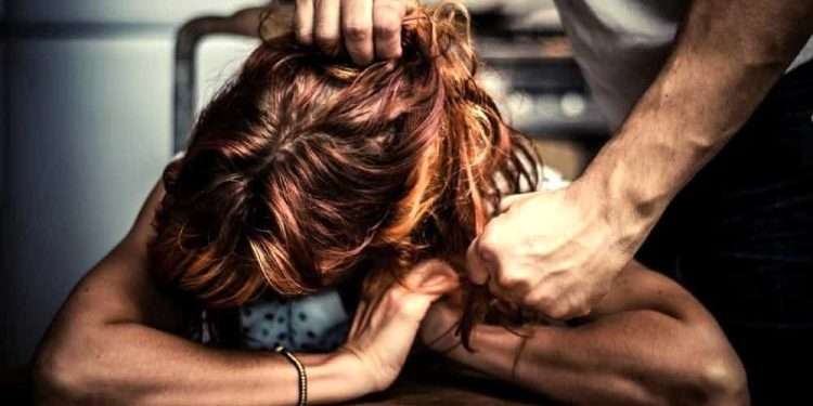 He enters the ex’s apartment (despite the ban) in Chieri, attacks her and smashes everything: arrested