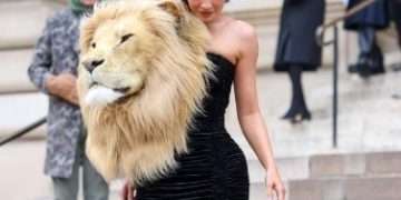 At the Schiaparelli fashion presentation in Paris, Kylie Jenner wore a lion head garment.