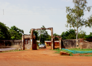 14 people are said to have been killed and millions of naira worth of property destroyed as a result of a communal conflict in the Oju Local Government Area of Benue State. According to what City Round learned, youths from the Ibilla and Oju communities got into a bloody land dispute on Sunday. In an effort to contain the outbreak of violence in the area, the state government imposed a curfew on residents on Monday following the altercation. On the other hand, on Tuesday, there were reports of retaliation, resulting in additional deaths. During a phone interview with our correspondent, the youth leader of the Igede Youth Council, Andyson Egbodo, revealed that calm had returned. He stated, "Some people from both sides have died, and property has also been destroyed." According to the information I have access to, approximately 14 people have died; 12 from the opposing community and two from one community. “Governor Hyacinth Alia imposed a curfew on the two communities on Monday, extending from 6 p.m. to 6 a.m. However, the government discovered that the measure was ineffective, so on Wednesday, the curfew was extended to 24 hours