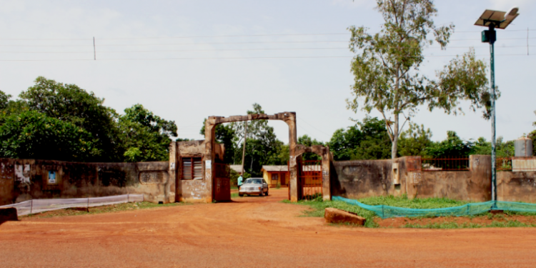 14 people are said to have been killed and millions of naira worth of property destroyed as a result of a communal conflict in the Oju Local Government Area of Benue State. According to what City Round learned, youths from the Ibilla and Oju communities got into a bloody land dispute on Sunday. In an effort to contain the outbreak of violence in the area, the state government imposed a curfew on residents on Monday following the altercation. On the other hand, on Tuesday, there were reports of retaliation, resulting in additional deaths. During a phone interview with our correspondent, the youth leader of the Igede Youth Council, Andyson Egbodo, revealed that calm had returned. He stated, "Some people from both sides have died, and property has also been destroyed." According to the information I have access to, approximately 14 people have died; 12 from the opposing community and two from one community. “Governor Hyacinth Alia imposed a curfew on the two communities on Monday, extending from 6 p.m. to 6 a.m. However, the government discovered that the measure was ineffective, so on Wednesday, the curfew was extended to 24 hours