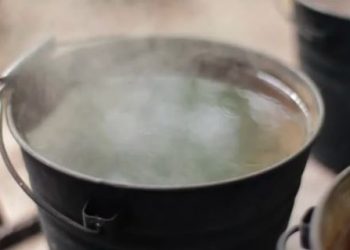 Envious spouse goes after husband’s female laborer with heated water