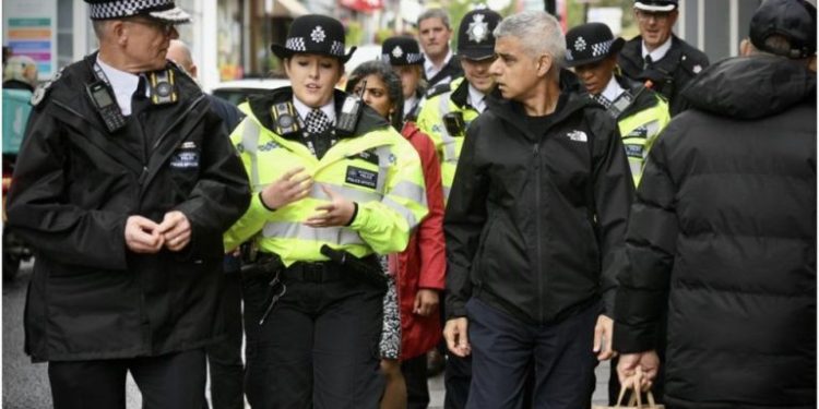Cell phone taken like clockwork in London - Met Police