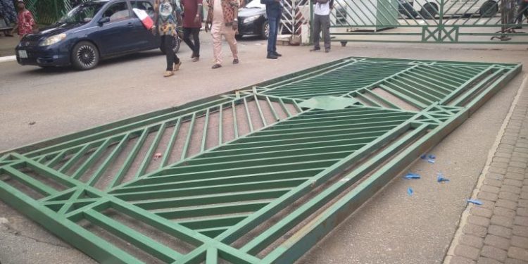 [CNN] #SubsidyProtests: Dissenters pull down Public Get together door