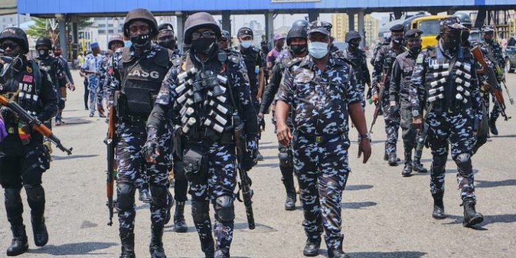 As the Jigawa community repels robbers, police rescue a wounded suspect.