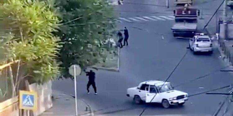 Gunmen have carried out simultaneous attacks in the Russian region of Dagestan,