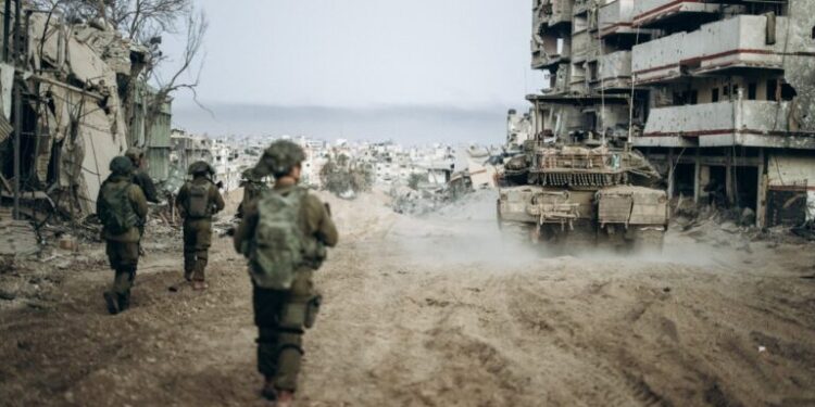 Escalation of Conflict in Gaza: Hundreds Flee as Israeli Forces Advance into Khan Yunis