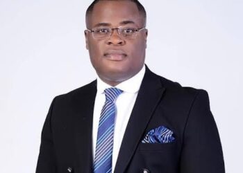 HRH Edobor Uwaifo congratulates SUBEB Exec. Chairman, Dr Paddy Emmanuel Iyamu