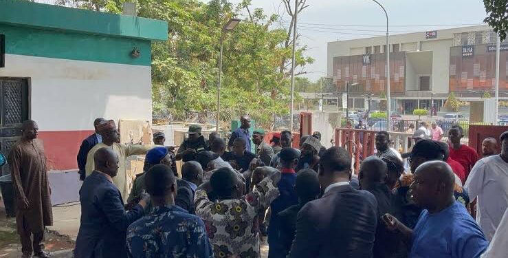 Tension as Security Operatives Take Over PDP National Secretariat Amid NEC Crisis
