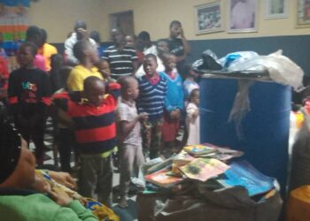 Humanitarian : Orphans pray for Kingdom International Ministries and FONWIP