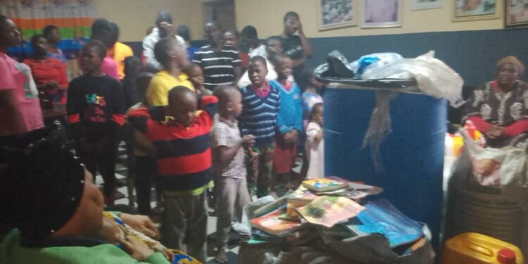 Humanitarian : Orphans pray for Kingdom International Ministries and FONWIP