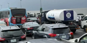 Third Mainland Bridge Gridlock: Oworonshoki Residents Protest Demolition of Homes