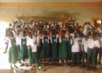 Aiwerioba Ugiogo Grammar School Alumni Donate Uniforms, Learning Materials to Students