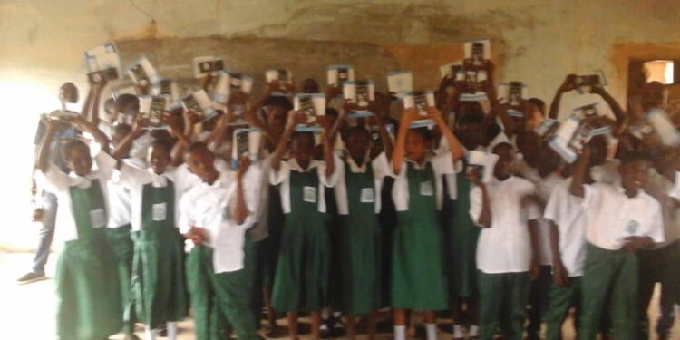 Aiwerioba Ugiogo Grammar School Alumni Donate Uniforms, Learning Materials to Students