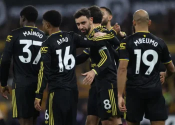 Manchester United 4‑1 Wolverhampton Wanderers – Fernandes fires United back into Champions‑League race