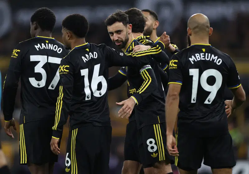 Manchester United 4‑1 Wolverhampton Wanderers – Fernandes fires United back into Champions‑League race