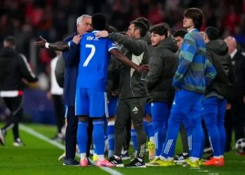 “Champions League Storm: Vinícius Júnior Reports Alleged Racism as Real Madrid Edge Benfica 1–0, Mourinho Dismissed.”
