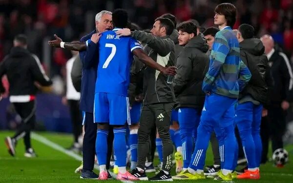 “Champions League Storm: Vinícius Júnior Reports Alleged Racism as Real Madrid Edge Benfica 1–0, Mourinho Dismissed.”