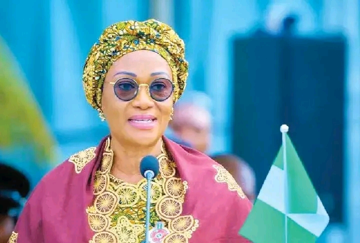 “First Lady Remi Tinubu Expands Menstrual Health Advocacy with 10,000 Sanitary Pads Donation to Kogi Schoolgirls”