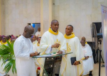 Okpebholo Hails Akubeze’s Influence at 20th Episcopal Anniversary