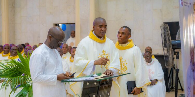 Okpebholo Hails Akubeze’s Influence at 20th Episcopal Anniversary
