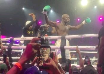 “Carter Efe Defeats Portable in Lagos Celebrity Boxing Clash, Claims Championship Title”