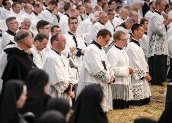 “Vatican Schism Fears Escalate as Breakaway Catholic Group Defies Pope Leo XIV, Consecrates Four Bishops”