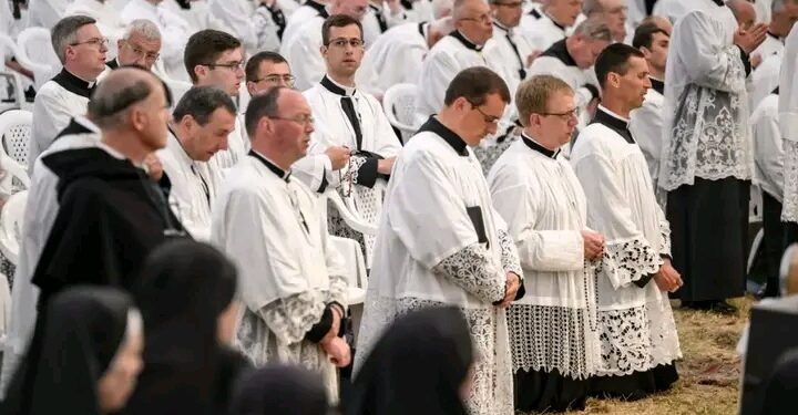 “Vatican Schism Fears Escalate as Breakaway Catholic Group Defies Pope Leo XIV, Consecrates Four Bishops”