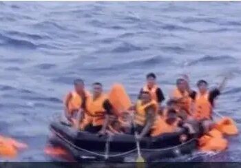 “Vietnam Shipwreck in Disputed South China Sea Leaves 17 Missing as Rescue Teams Search for Survivors”