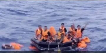 “Vietnam Shipwreck in Disputed South China Sea Leaves 17 Missing as Rescue Teams Search for Survivors”