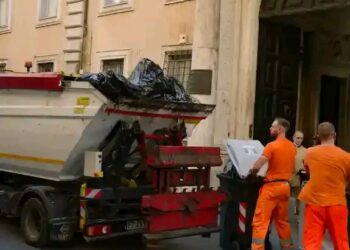“Italian Waste Workers Recover €1 Million Winning Lottery Ticket Mistakenly Thrown Away in Remarkable Rescue”