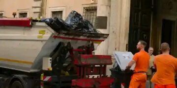 “Italian Waste Workers Recover €1 Million Winning Lottery Ticket Mistakenly Thrown Away in Remarkable Rescue”