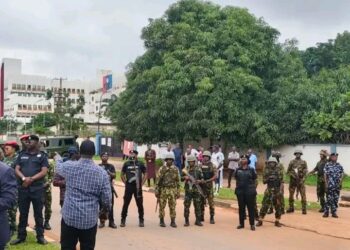 Police, Soldiers Block Ex-Servicemen From Defence Ministry Protest Over Unpaid Pension Adjustments!