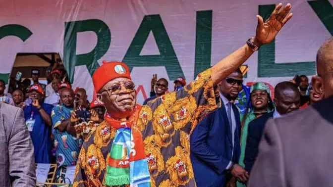 ABUJA — Mrs. Chioma Nweze, Senior Special Assistant to President Bola Tinubu on Community Engagement for the South-East, has called on residents of the zone to massively support the President in the 2027 general election, citing what she described as unprecedented infrastructure development in the region.
Nweze made the appeal on Sunday after an inspection tour of ongoing federal road projects in the South-East alongside the Minister of Works, Senator David Umahi.
According to Nweze, the scale of road construction and rehabilitation currently ongoing in the region under the Tinubu administration is the most extensive in Nigeria’s history.
“This is unprecedented in the annals of the country, as the President has demonstrated unbridled love and affection for the people of the zone,” she said.
She pointed to several key projects, including the construction of a new superhighway that traverses multiple states, with a major section passing through Ebonyi.
Nweze described the superhighway as a “transformative initiative” that will boost trade, ease transportation, and connect communities across the South-East and beyond.
“The project will facilitate movement of goods and people, strengthen economic ties, and open up new opportunities for businesses in the region,” she said.
The presidential aide also commended Senator Umahi for what she called his hands-on supervision of federal projects nationwide.
“You are greatly repaying the confidence reposed in you by the President when he entrusted this responsibility to you,” Nweze told the Works Minister during the inspection.
She specifically praised ongoing work on the *Ndibe Bridge* and other strategic federal highways in the South-East.
Nweze recalled the poor state of the *Afikpo-Okigwe Federal Highway* in previous years, saying it was once both deplorable and insecure.
“I remember we prayed fervently whenever family members travelled that road because of its condition and vulnerability,” she said.
“But the story has changed today, as you have deployed your engineering ingenuity to make travel on the road seamless.”
Nweze said the infrastructure gains should translate into political support for President Tinubu in 2027.
“President Tinubu, therefore, deserves to be voted for massively by the region in appreciation and to sustain this unrivalled development,” she stated.
She argued that the South-East “cannot wish for a better leader at the helm” at a time when federal projects are visibly impacting daily life.
Beyond roads, Nweze urged South-East students to take advantage of the *Nigerian Education Loan Fund, NELFUND*, which she said was designed to reduce financial barriers to higher education.
“NELFUND ensures that more students from the South-East have access to quality education. Government programmes like this should be embraced,” she said.
She noted that education, like infrastructure, is central to the administration’s plan to give young people in the region more opportunities.
The tour and Nweze’s remarks come as political mobilisation ahead of 2027 begins to gather pace. For the Tinubu administration, delivering visible projects in the South-East is seen as key to broadening its support base beyond its traditional strongholds.
The superhighway, Ndibe Bridge, and rehabilitated federal roads are being positioned as evidence that the government is addressing long-standing complaints about federal presence in the zone.
Analysts say infrastructure has become the main argument the presidency is using to engage the South-East electorate — alongside security and economic programmes.
While Nweze’s comments were welcomed by some APC stakeholders in the South-East, reactions across the region remain mixed.
Supporters say the pace of road works under Umahi is noticeable and long overdue. Critics argue that more needs to be done on security, job creation, and inclusion in federal appointments.
“When you see the level of work on these roads and bridges, you cannot deny that something is happening,” she said. “The people should reward that commitment with their votes.”
With two years to the next general election, the Tinubu administration appears set to use infrastructure delivery as a key campaign tool in the South-East.
For Nweze, the message is simple: the projects are real, the impact is being felt, and continuity is needed to finish the work.
“The superhighway, the bridges, the highways — these are not just roads. They are lifelines for our economy and our people,” she said.
ABUJA — Mrs. Chioma Nweze, Senior Special Assistant to President Bola Tinubu on Community Engagement for the South-East, has called on residents of the zone to massively support the President in the 2027 general election, citing what she described as unprecedented infrastructure development in the region.
Nweze made the appeal on Sunday after an inspection tour of ongoing federal road projects in the South-East alongside the Minister of Works, Senator David Umahi.
According to Nweze, the scale of road construction and rehabilitation currently ongoing in the region under the Tinubu administration is the most extensive in Nigeria’s history.
“This is unprecedented in the annals of the country, as the President has demonstrated unbridled love and affection for the people of the zone,” she said.
She pointed to several key projects, including the construction of a new superhighway that traverses multiple states, with a major section passing through Ebonyi.
Nweze described the superhighway as a “transformative initiative” that will boost trade, ease transportation, and connect communities across the South-East and beyond.
“The project will facilitate movement of goods and people, strengthen economic ties, and open up new opportunities for businesses in the region,” she said.
The presidential aide also commended Senator Umahi for what she called his hands-on supervision of federal projects nationwide.
“You are greatly repaying the confidence reposed in you by the President when he entrusted this responsibility to you,” Nweze told the Works Minister during the inspection.
She specifically praised ongoing work on the *Ndibe Bridge* and other strategic federal highways in the South-East.
Nweze recalled the poor state of the *Afikpo-Okigwe Federal Highway* in previous years, saying it was once both deplorable and insecure.
“I remember we prayed fervently whenever family members travelled that road because of its condition and vulnerability,” she said.
“But the story has changed today, as you have deployed your engineering ingenuity to make travel on the road seamless.”
Nweze said the infrastructure gains should translate into political support for President Tinubu in 2027.
“President Tinubu, therefore, deserves to be voted for massively by the region in appreciation and to sustain this unrivalled development,” she stated.
She argued that the South-East “cannot wish for a better leader at the helm” at a time when federal projects are visibly impacting daily life.
Beyond roads, Nweze urged South-East students to take advantage of the *Nigerian Education Loan Fund, NELFUND*, which she said was designed to reduce financial barriers to higher education.
“NELFUND ensures that more students from the South-East have access to quality education. Government programmes like this should be embraced,” she said.
She noted that education, like infrastructure, is central to the administration’s plan to give young people in the region more opportunities.
The tour and Nweze’s remarks come as political mobilisation ahead of 2027 begins to gather pace. For the Tinubu administration, delivering visible projects in the South-East is seen as key to broadening its support base beyond its traditional strongholds.
The superhighway, Ndibe Bridge, and rehabilitated federal roads are being positioned as evidence that the government is addressing long-standing complaints about federal presence in the zone.
Analysts say infrastructure has become the main argument the presidency is using to engage the South-East electorate — alongside security and economic programmes.
While Nweze’s comments were welcomed by some APC stakeholders in the South-East, reactions across the region remain mixed.
Supporters say the pace of road works under Umahi is noticeable and long overdue. Critics argue that more needs to be done on security, job creation, and inclusion in federal appointments.
“When you see the level of work on these roads and bridges, you cannot deny that something is happening,” she said. “The people should reward that commitment with their votes.”
With two years to the next general election, the Tinubu administration appears set to use infrastructure delivery as a key campaign tool in the South-East.
For Nweze, the message is simple: the projects are real, the impact is being felt, and continuity is needed to finish the work.
“The superhighway, the bridges, the highways — these are not just roads. They are lifelines for our economy and our people,” she said.
ABUJA — Mrs. Chioma Nweze, Senior Special Assistant to President Bola Tinubu on Community Engagement for the South-East, has called on residents of the zone to massively support the President in the 2027 general election, citing what she described as unprecedented infrastructure development in the region.
Nweze made the appeal on Sunday after an inspection tour of ongoing federal road projects in the South-East alongside the Minister of Works, Senator David Umahi.
According to Nweze, the scale of road construction and rehabilitation currently ongoing in the region under the Tinubu administration is the most extensive in Nigeria’s history.
“This is unprecedented in the annals of the country, as the President has demonstrated unbridled love and affection for the people of the zone,” she said.
She pointed to several key projects, including the construction of a new superhighway that traverses multiple states, with a major section passing through Ebonyi.
Nweze described the superhighway as a “transformative initiative” that will boost trade, ease transportation, and connect communities across the South-East and beyond.
“The project will facilitate movement of goods and people, strengthen economic ties, and open up new opportunities for businesses in the region,” she said.
The presidential aide also commended Senator Umahi for what she called his hands-on supervision of federal projects nationwide.
“You are greatly repaying the confidence reposed in you by the President when he entrusted this responsibility to you,” Nweze told the Works Minister during the inspection.
She specifically praised ongoing work on the *Ndibe Bridge* and other strategic federal highways in the South-East.
Nweze recalled the poor state of the *Afikpo-Okigwe Federal Highway* in previous years, saying it was once both deplorable and insecure.
“I remember we prayed fervently whenever family members travelled that road because of its condition and vulnerability,” she said.
“But the story has changed today, as you have deployed your engineering ingenuity to make travel on the road seamless.”
Nweze said the infrastructure gains should translate into political support for President Tinubu in 2027.
“President Tinubu, therefore, deserves to be voted for massively by the region in appreciation and to sustain this unrivalled development,” she stated.
She argued that the South-East “cannot wish for a better leader at the helm” at a time when federal projects are visibly impacting daily life.
Beyond roads, Nweze urged South-East students to take advantage of the *Nigerian Education Loan Fund, NELFUND*, which she said was designed to reduce financial barriers to higher education.
“NELFUND ensures that more students from the South-East have access to quality education. Government programmes like this should be embraced,” she said.
She noted that education, like infrastructure, is central to the administration’s plan to give young people in the region more opportunities.
The tour and Nweze’s remarks come as political mobilisation ahead of 2027 begins to gather pace. For the Tinubu administration, delivering visible projects in the South-East is seen as key to broadening its support base beyond its traditional strongholds.
The superhighway, Ndibe Bridge, and rehabilitated federal roads are being positioned as evidence that the government is addressing long-standing complaints about federal presence in the zone.
Analysts say infrastructure has become the main argument the presidency is using to engage the South-East electorate — alongside security and economic programmes.
While Nweze’s comments were welcomed by some APC stakeholders in the South-East, reactions across the region remain mixed.
Supporters say the pace of road works under Umahi is noticeable and long overdue. Critics argue that more needs to be done on security, job creation, and inclusion in federal appointments.
“When you see the level of work on these roads and bridges, you cannot deny that something is happening,” she said. “The people should reward that commitment with their votes.”
With two years to the next general election, the Tinubu administration appears set to use infrastructure delivery as a key campaign tool in the South-East.
For Nweze, the message is simple: the projects are real, the impact is being felt, and continuity is needed to finish the work.
“The superhighway, the bridges, the highways — these are not just roads. They are lifelines for our economy and our people,” she said.