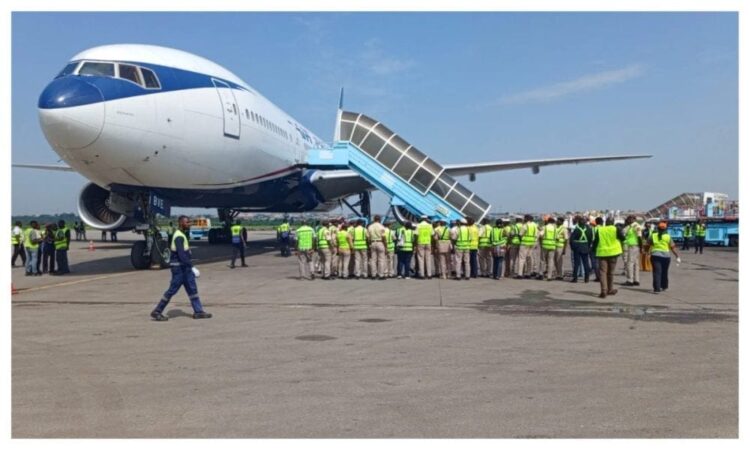 67 MORE NAIJA PIPO DON LAND FOR LAGOS AS SOUTH AFRICA XENOPHOBIA WAHALA STILL HOT.