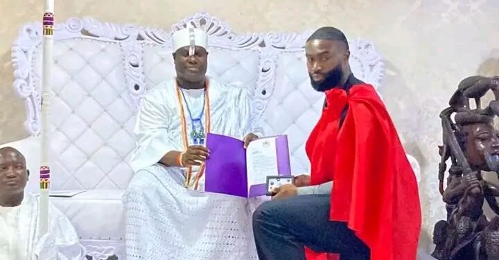 Ooni of Ife don  Welcomes NBA Star Jaylen Brown, and e Gives Am ‘Babatunde’ as e Name.