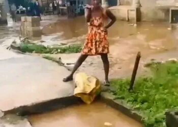 Ogun Environmental Officials don arrest one Woman Wey Dem Catch Dey Throw dirty for Drainage.