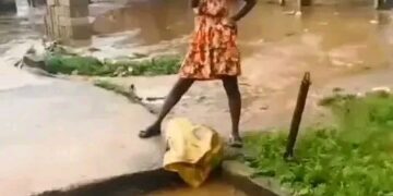 Ogun Environmental Officials don arrest one Woman Wey Dem Catch Dey Throw dirty for Drainage.
