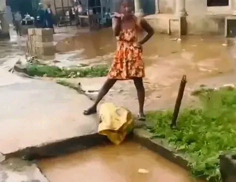 Ogun Environmental Officials don arrest one Woman Wey Dem Catch Dey Throw dirty for Drainage.