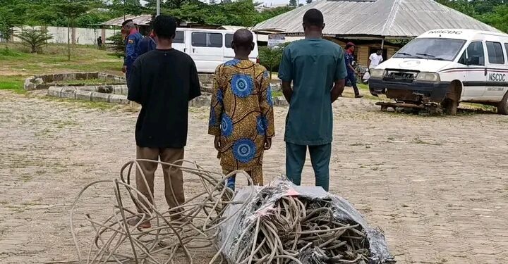 NSCDC jam 60 year old man, im pikin plus im nephew for light cable theft for lwo side.
