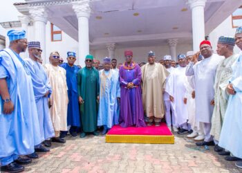 YARY CARRY APC CAMPAIGN COUNCIL TEAM GO MEET DI OBA OF BENIN.