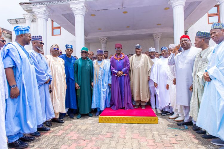 YARY CARRY APC CAMPAIGN COUNCIL TEAM GO MEET DI OBA OF BENIN.