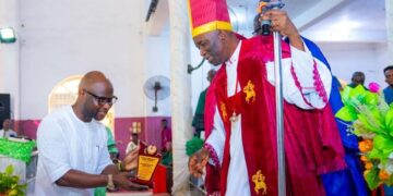 Edo Deputy Governor Dennis Idahosa Receives Award at Methodist Edo-Delta Harvest Thanksgiving!
