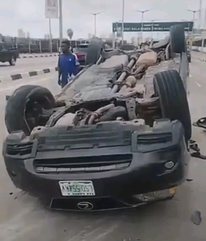 One Dead, Three Injured as Lexus SUV Crashes Along Lagos Coastal Road Near Eko Hotel.