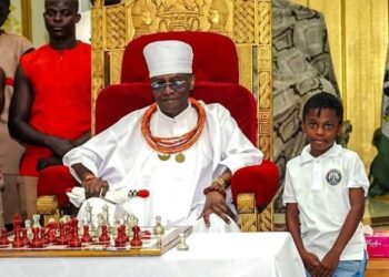 Oba Ewuare II Adopts Young Chess Player, Pledges Educational Support