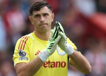 Chelsea Goalkeeper Emiliano Martínez Undergoes Successful Jaw Surgery, Targets Return in Weeks